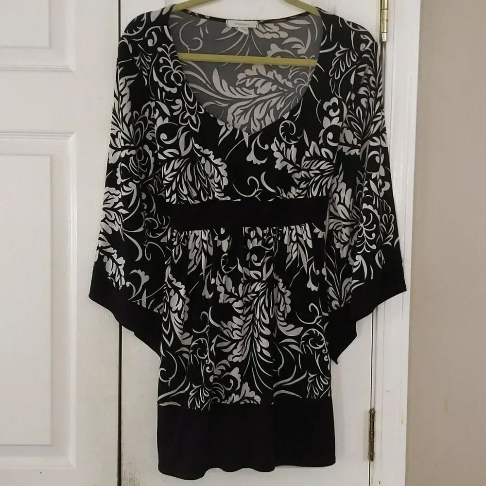 Dress barn black white top 
Sz L
EUC